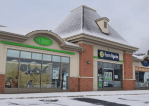 Pharmacie Familiprix à Blainville, Québec, par une journée enneigée.