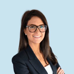 Catherine Charpentier-Côté, femme d'affaires souriante en veston noir