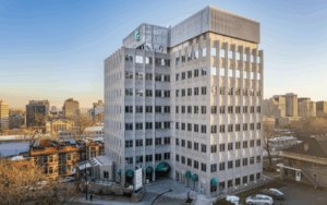 Immeuble de grande hauteur moderne à Montréal, Canada.