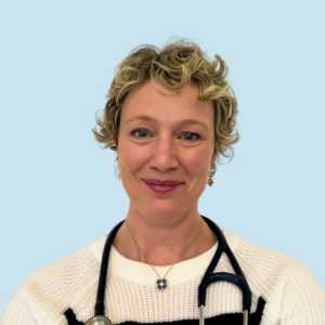Portrait de Marie-Ève Arsenault, médecin, avec un stéthoscope.